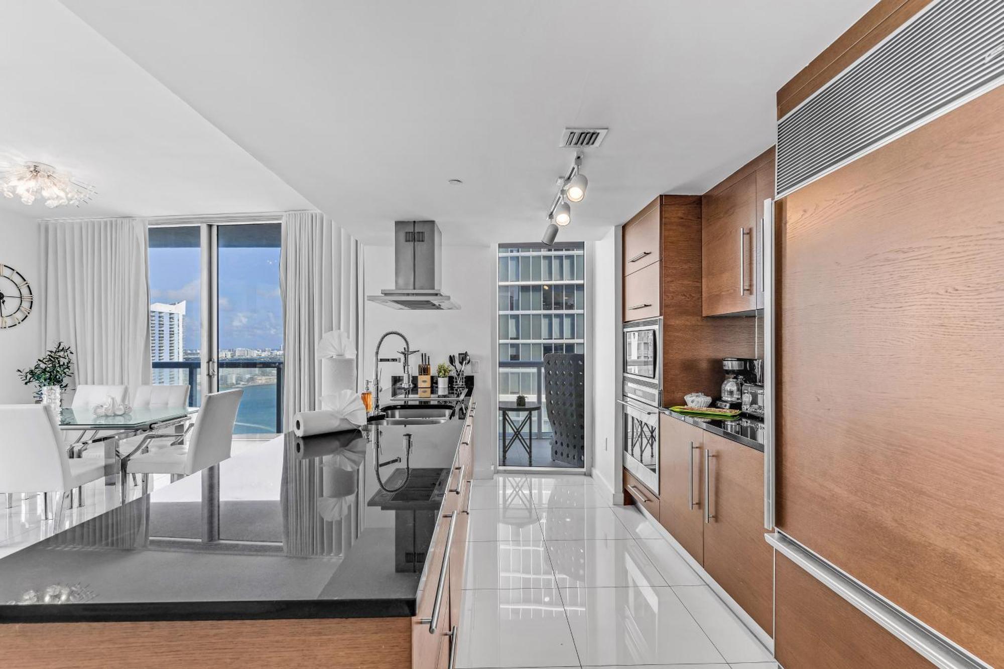 Luxurious Condo At Icon With Views Miami Zewnętrze zdjęcie